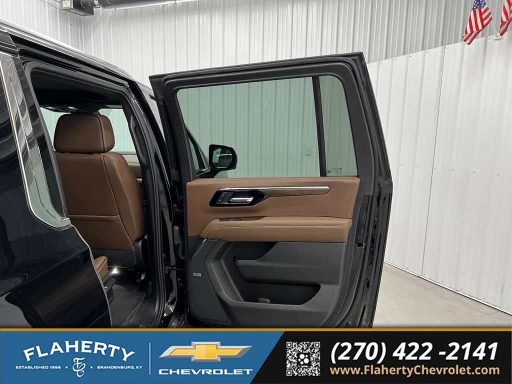 Used 2025 Chevrolet Suburban High Country AWD/4WD image 12