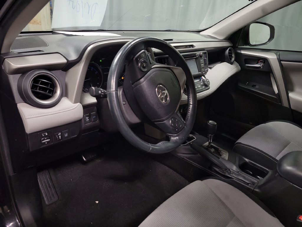 Used 2018 Toyota RAV4 XLE AWD/4WD image 17