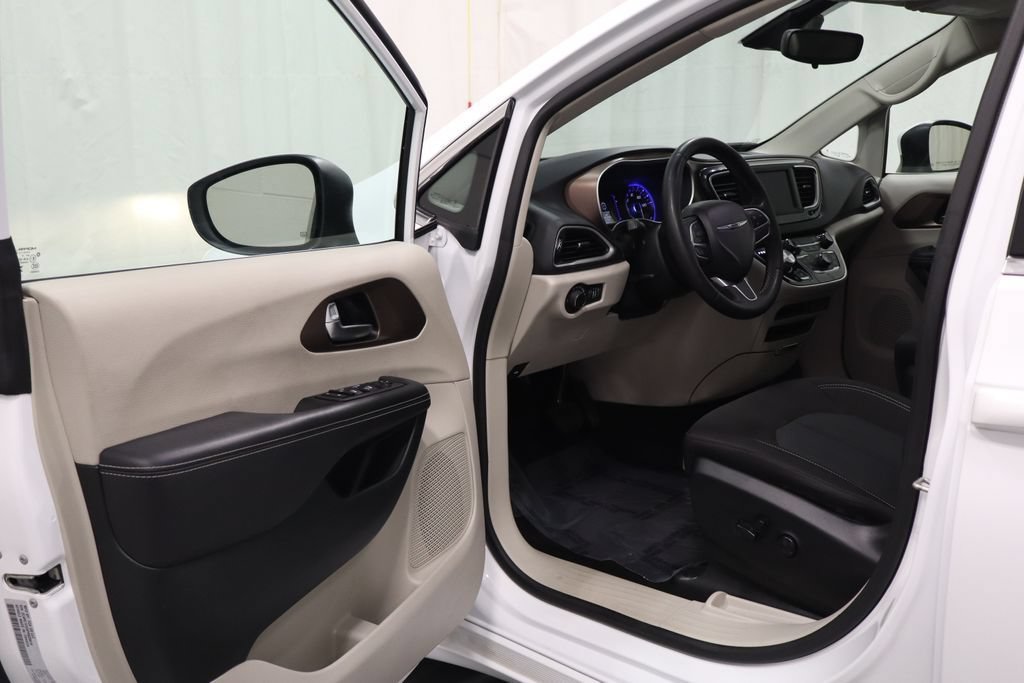 Certified 2023 Chrysler Voyager LX FWD image 10
