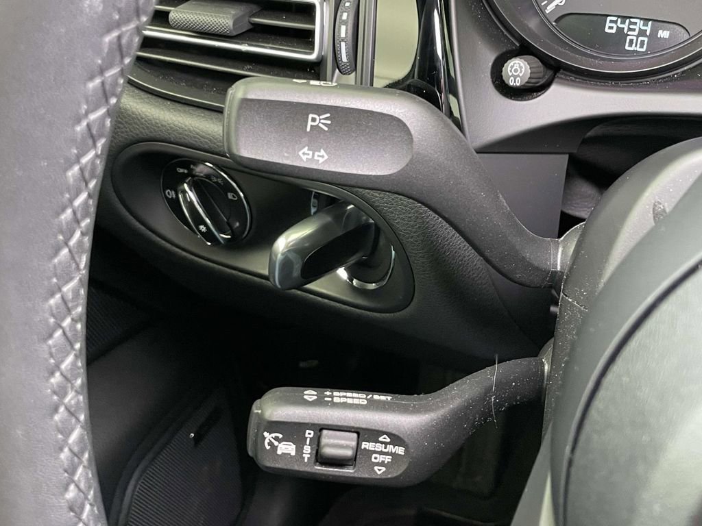 Certified 2025 Porsche Macan image 42