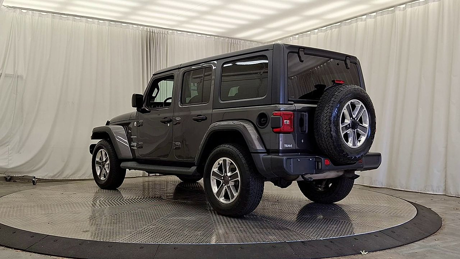 Used 2018 Jeep Wrangler Unlimited Sahara w/ Cold Weather Group AWD/4WD image 12