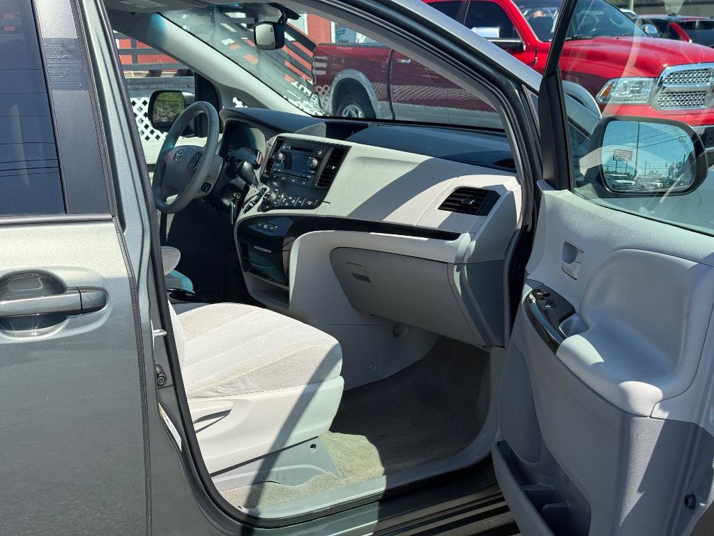 Used 2014 Toyota Sienna LE image 16