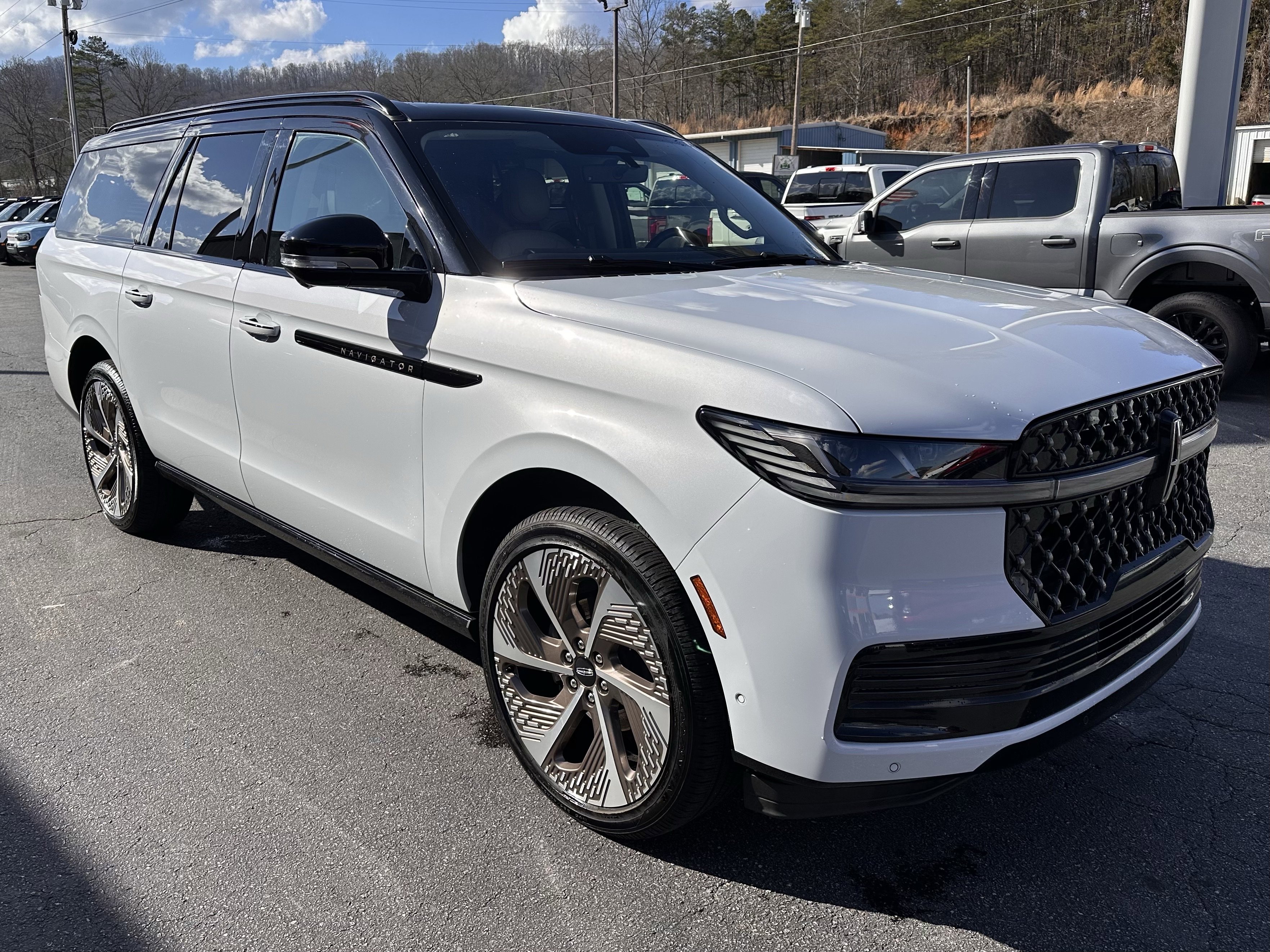 Used 2025 Lincoln Navigator L Black Label w/ Black Label Special Edition image 4