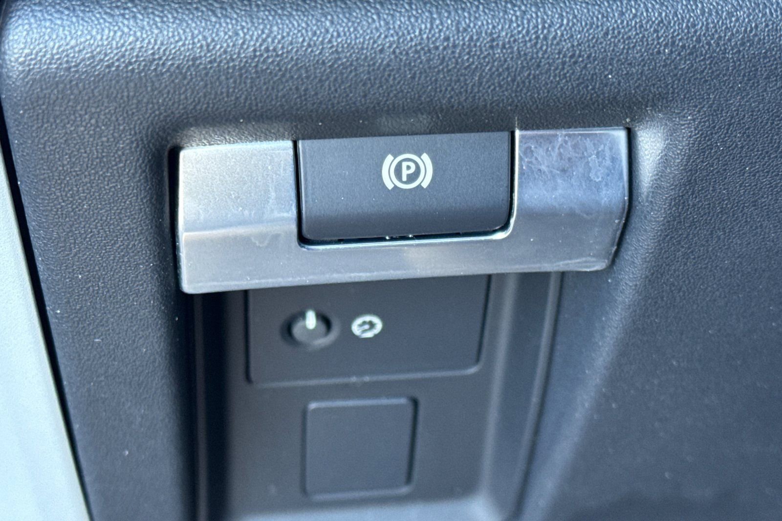 Used 2023 Land Rover Defender 110 X-Dynamic SE image 32