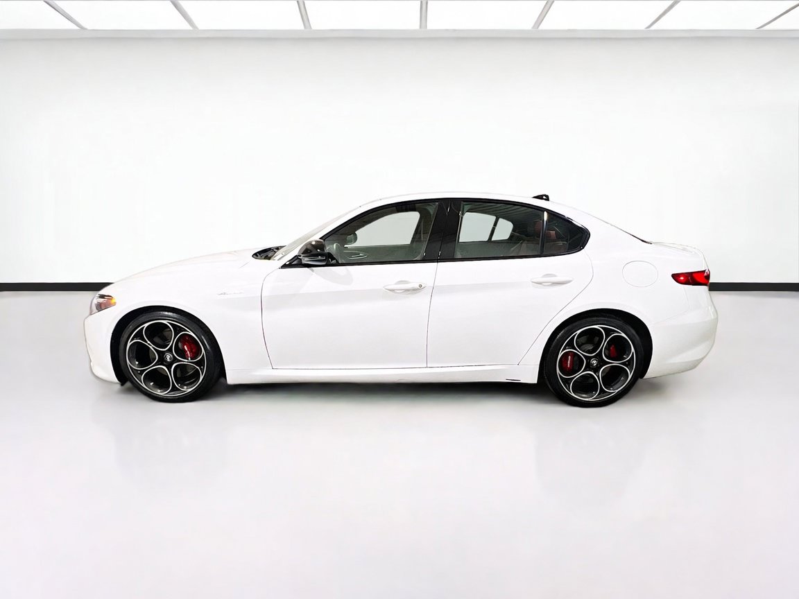 Used 2023 Alfa Romeo Giulia Veloce RWD image 24