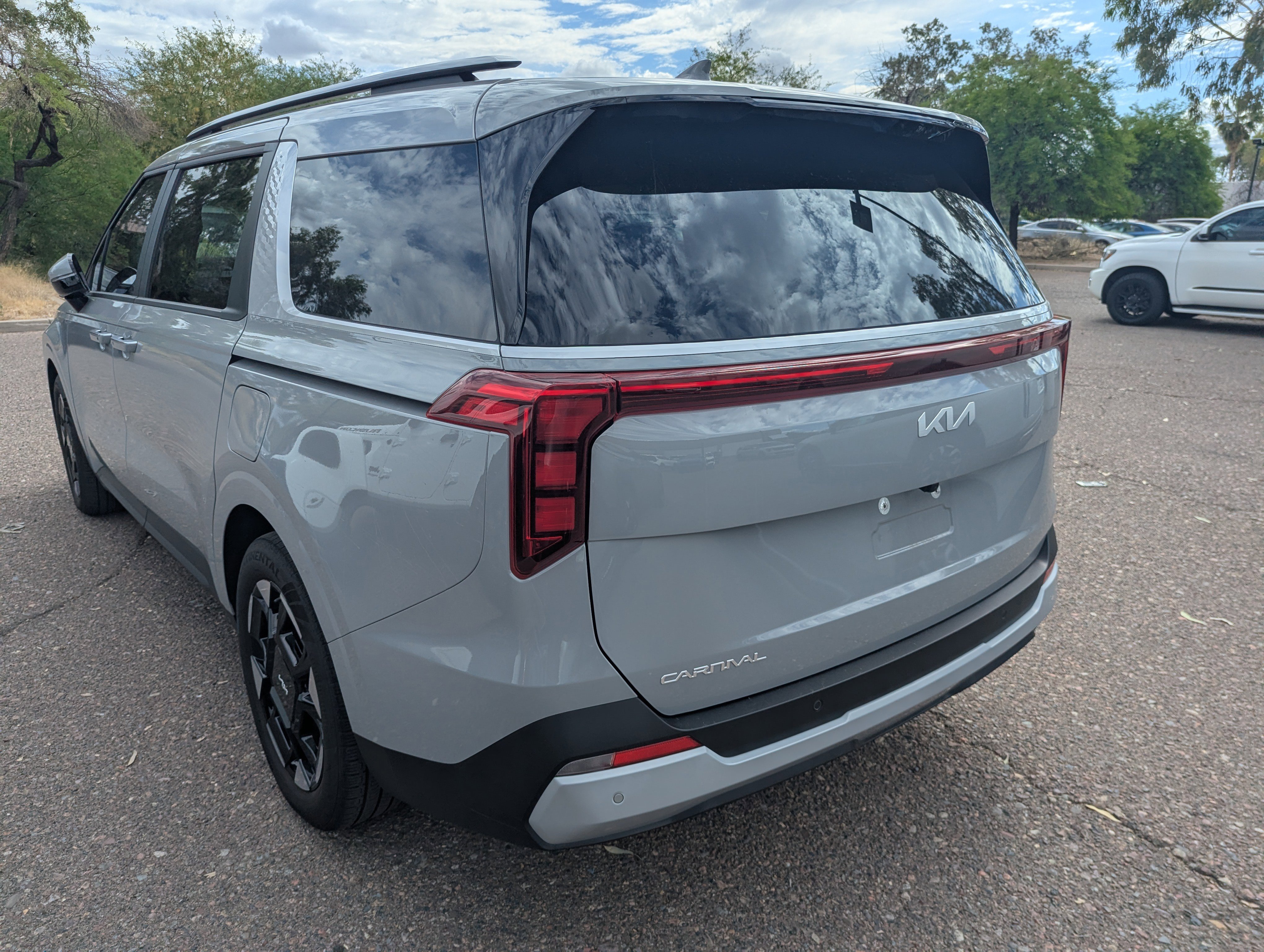 Certified 2025 Kia Carnival EX image 4