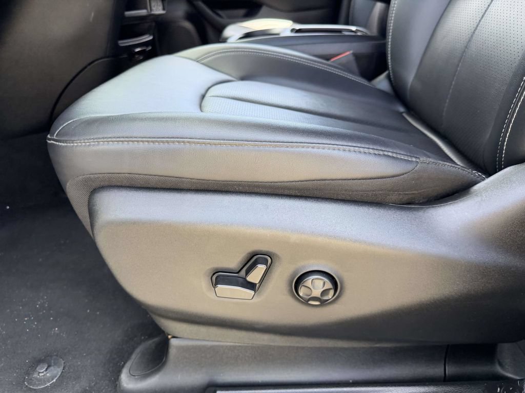 Used 2024 Chrysler Pacifica Limited FWD image 24
