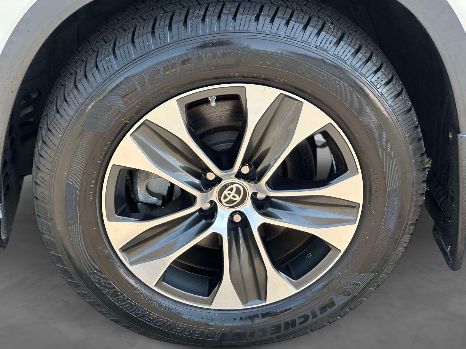 Used 2021 Toyota Highlander XLE AWD/4WD image 6