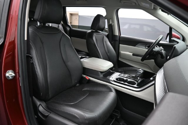 Used 2024 Kia Carnival LX FWD image 26