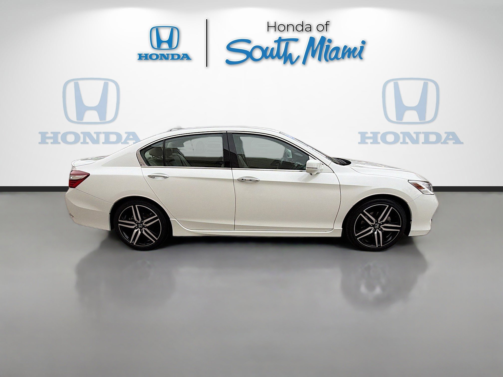 Used 2016 Honda Accord Touring image 8