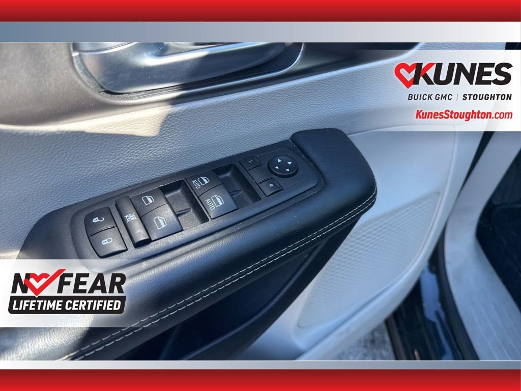 Used 2023 Chrysler Pacifica Touring-L image 20