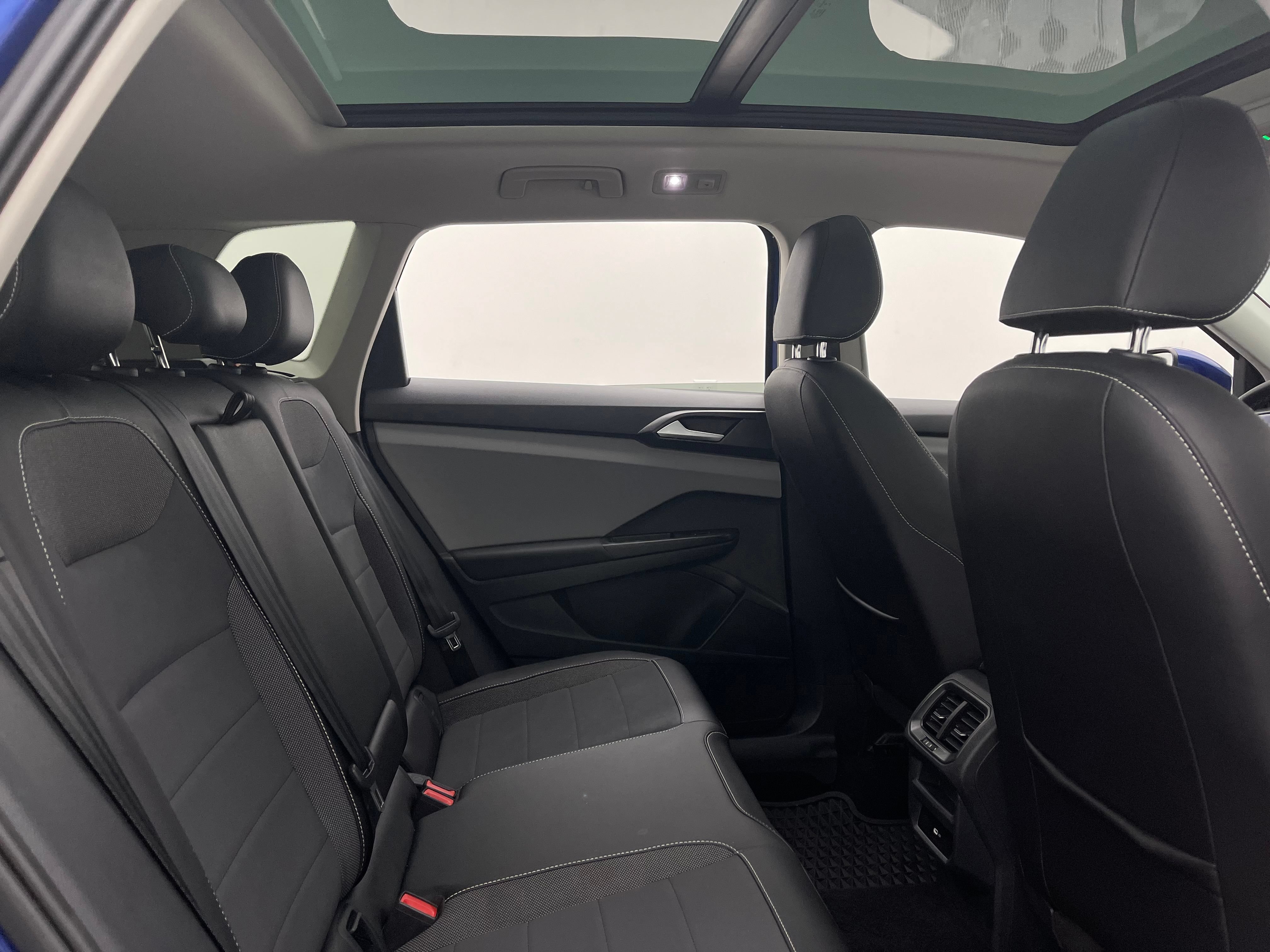 Used 2022 Volkswagen Taos SE w/ Panoramic Sunroof Package FWD image 35