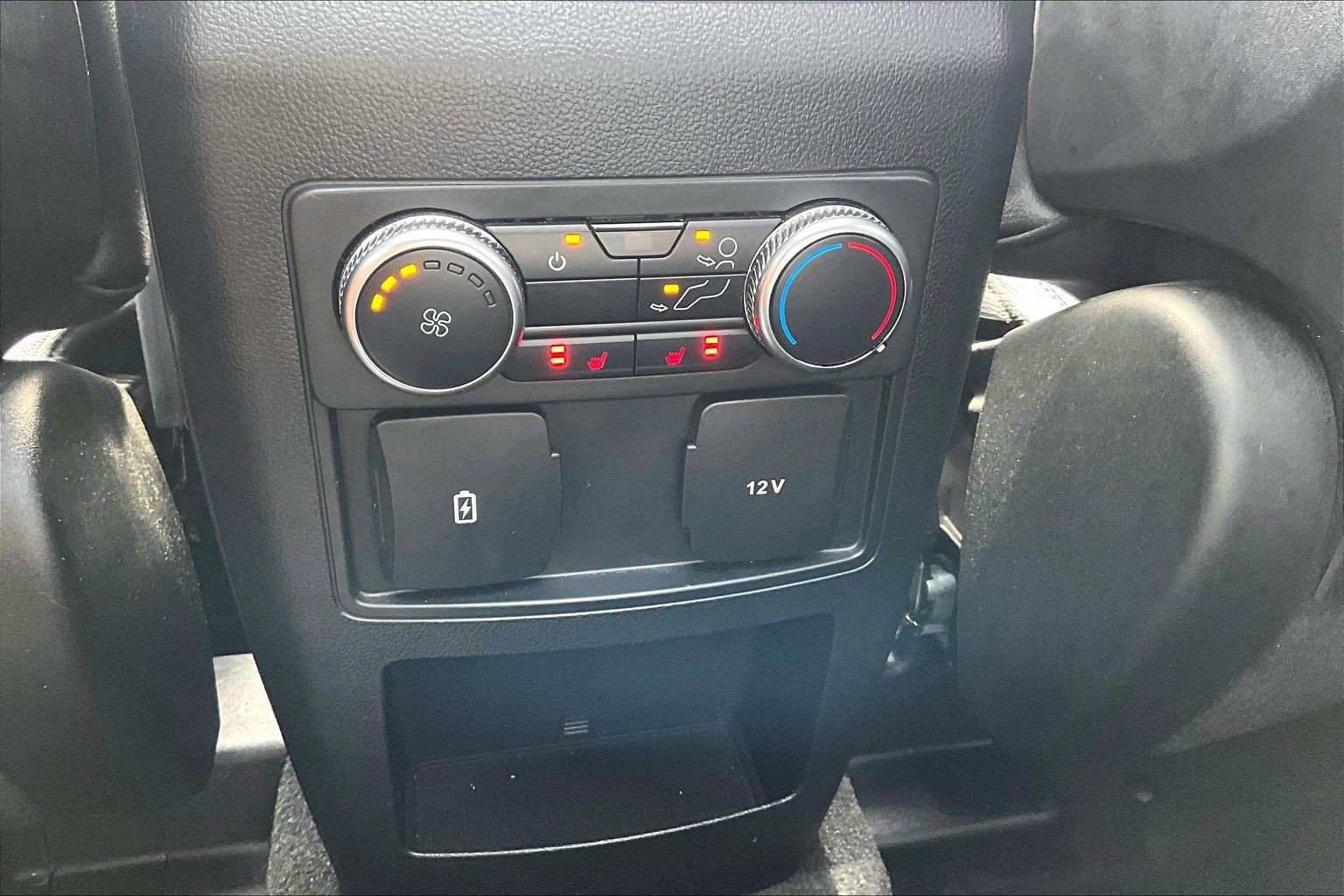Used 2020 Ford Explorer XLT w/ Equipment Group 202A AWD/4WD image 40