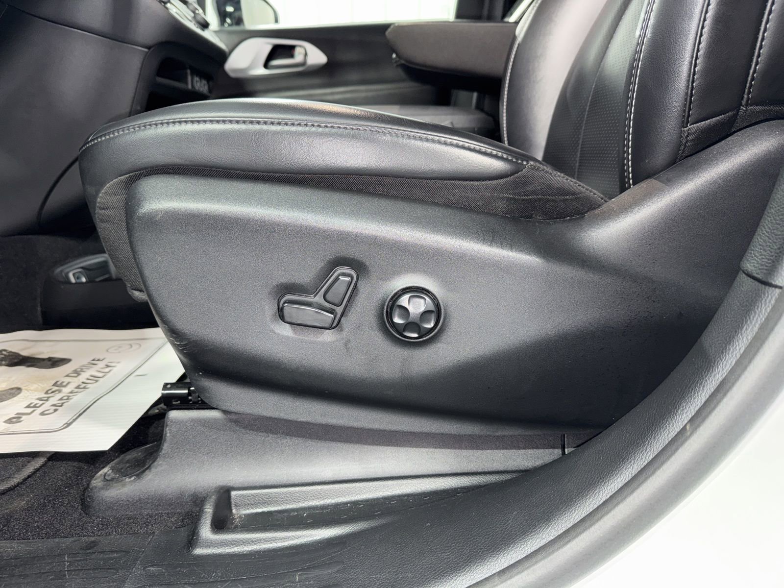 Used 2024 Chrysler Pacifica Select image 23