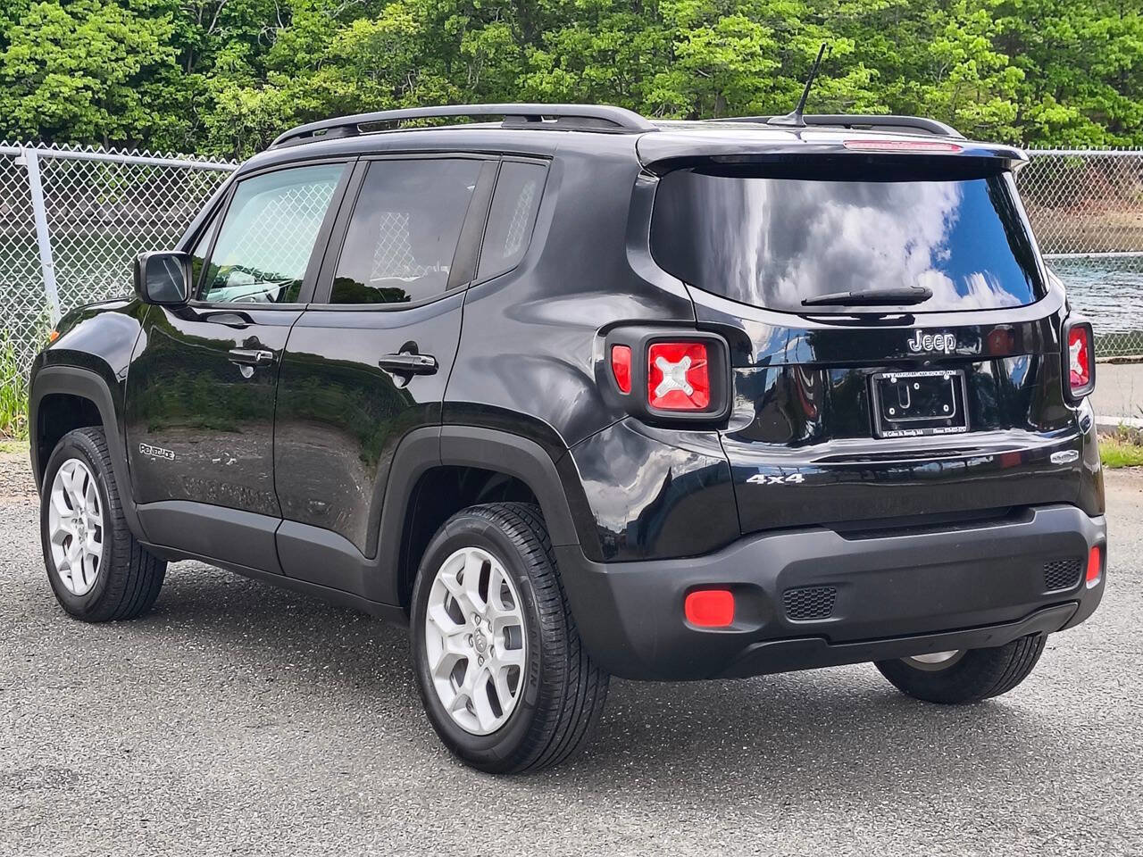 Used 2017 Jeep Renegade Latitude AWD/4WD image 5