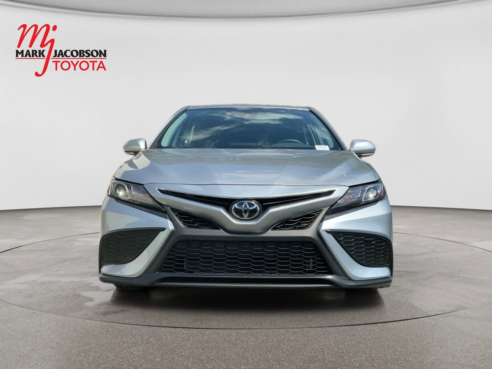 Used 2024 Toyota Camry SE w/ Cold Weather Package FWD image 2
