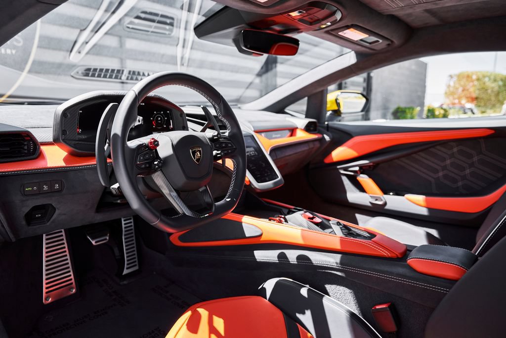 Used 2025 Lamborghini Revuelto AWD/4WD image 2