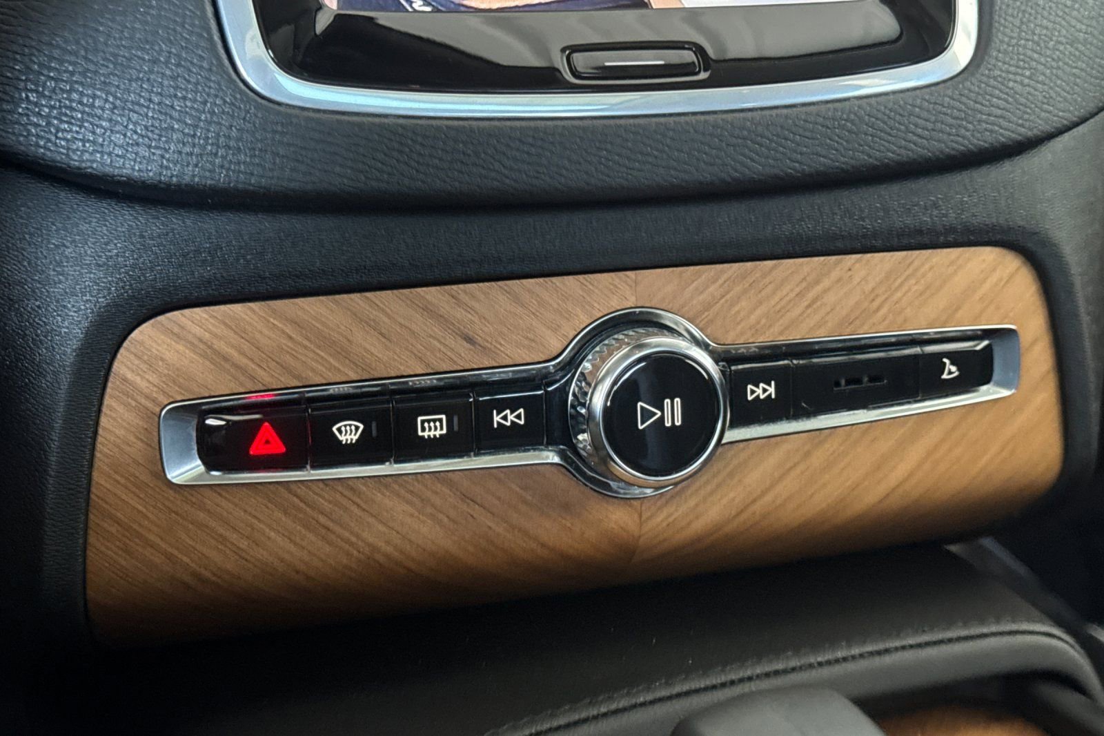 Certified 2024 Volvo XC90 B6 Plus image 24