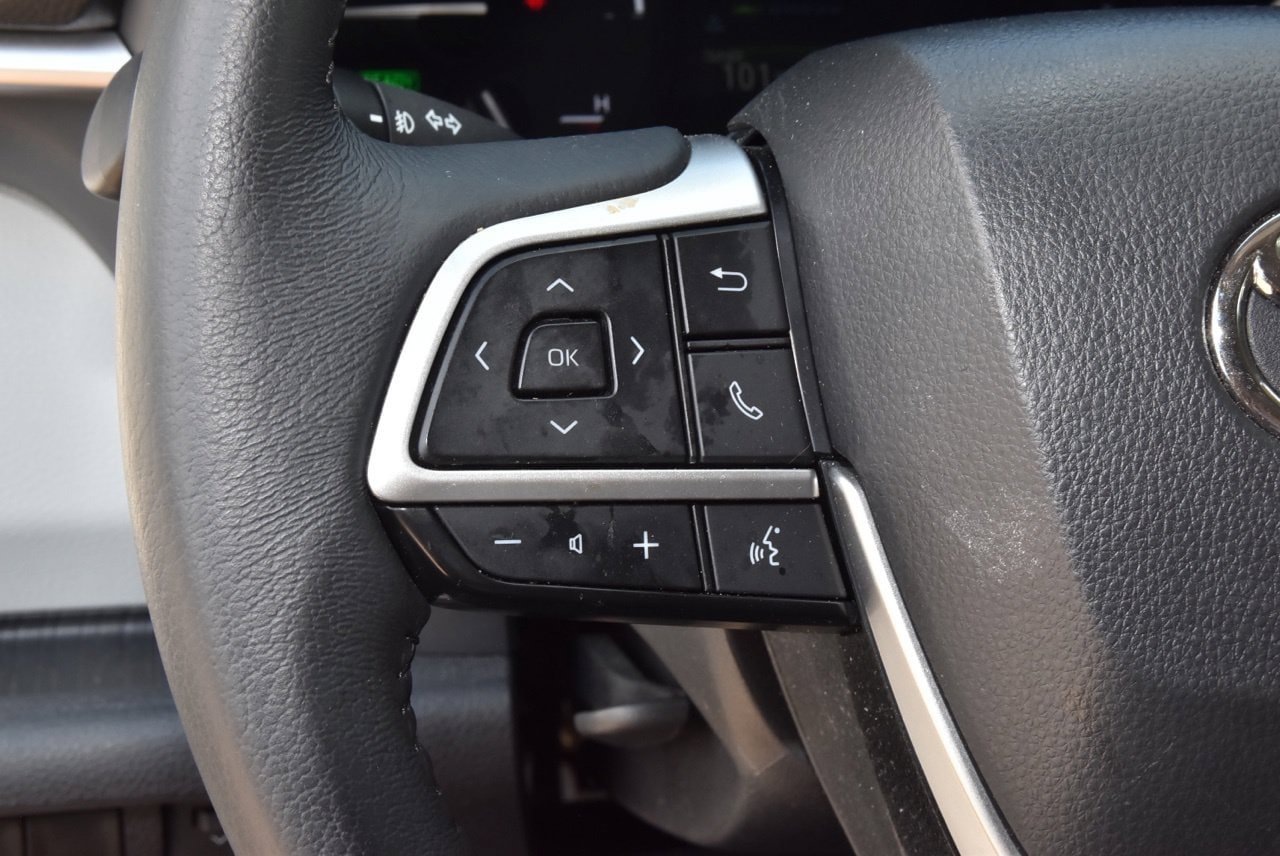 Used 2025 Toyota Sienna XLE FWD image 25