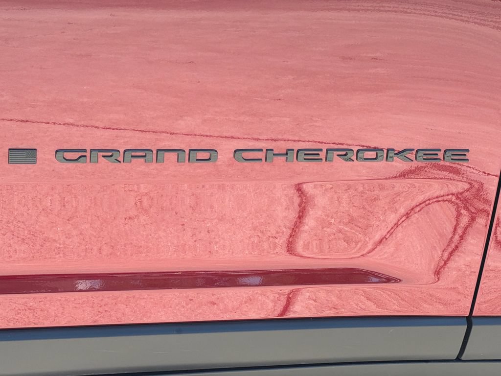 Used 2025 Jeep Grand Cherokee Altitude RWD image 10