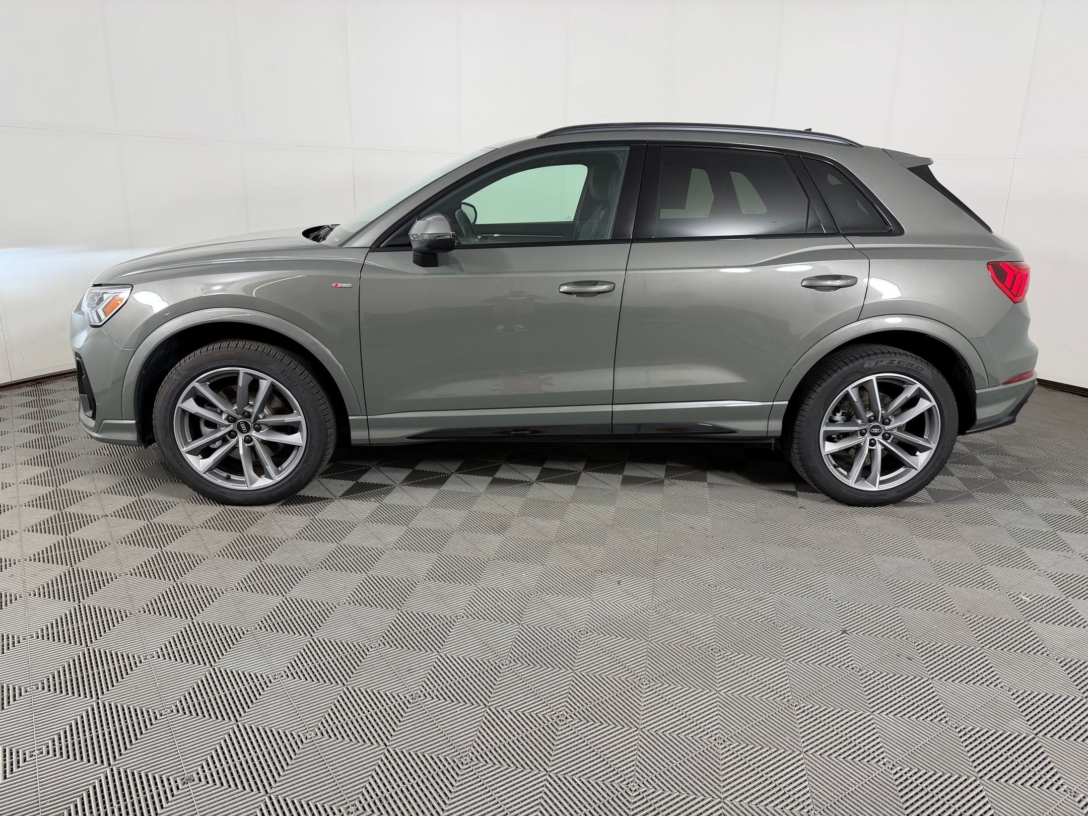 Certified 2022 Audi Q3 2.0T Premium Plus w/ Premium Plus Package AWD/4WD image 2