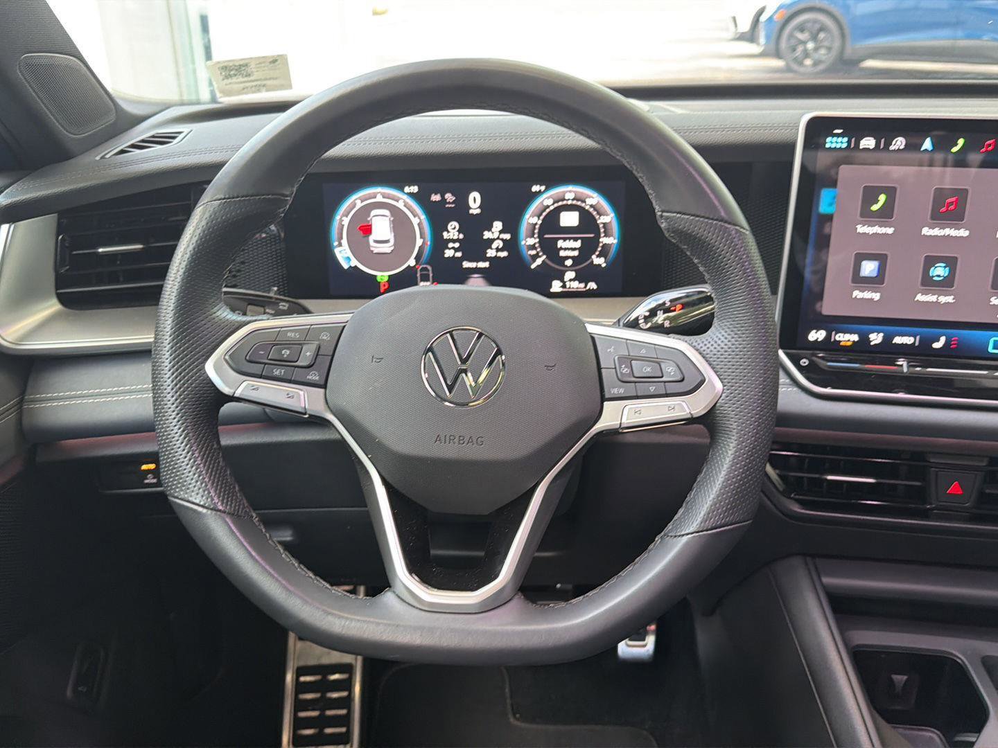 Certified 2025 Volkswagen Tiguan SE R-Line AWD/4WD image 18
