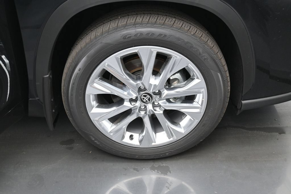 Certified 2026 Toyota Highlander Limited AWD/4WD image 41