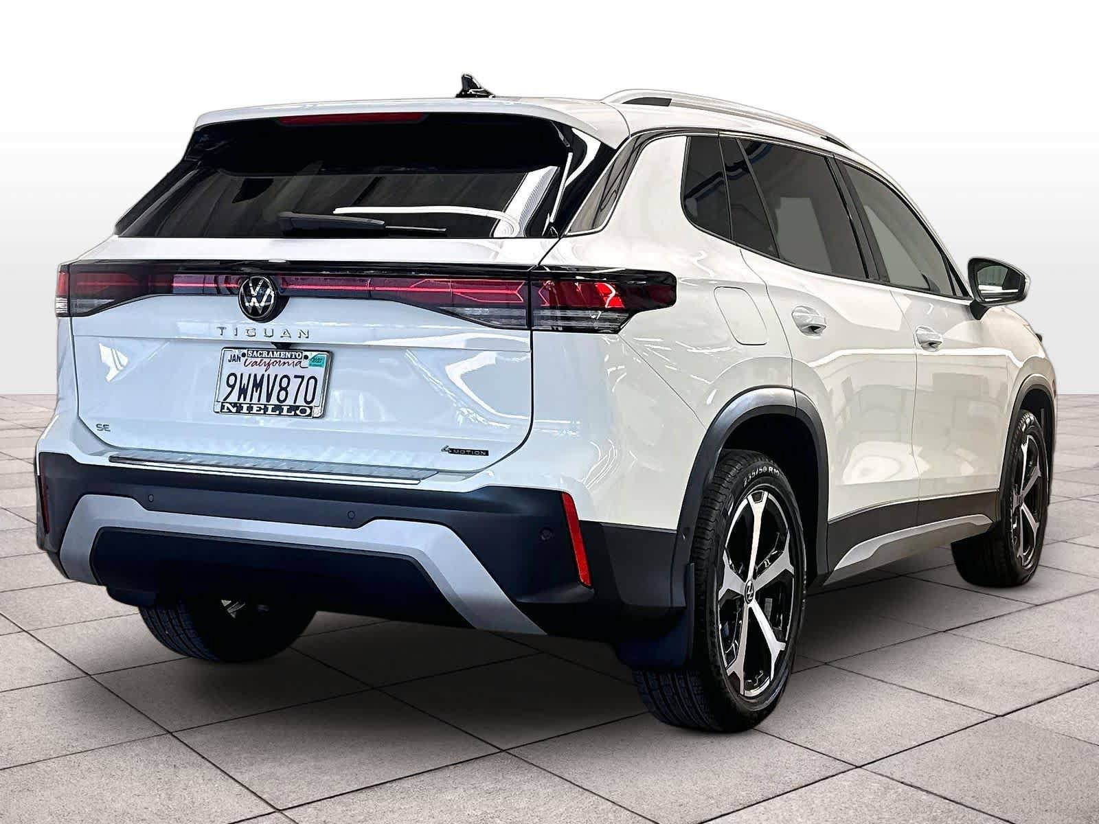 Used 2026 Volkswagen Tiguan SE w/ Panoramic Sunroof Package AWD/4WD image 9