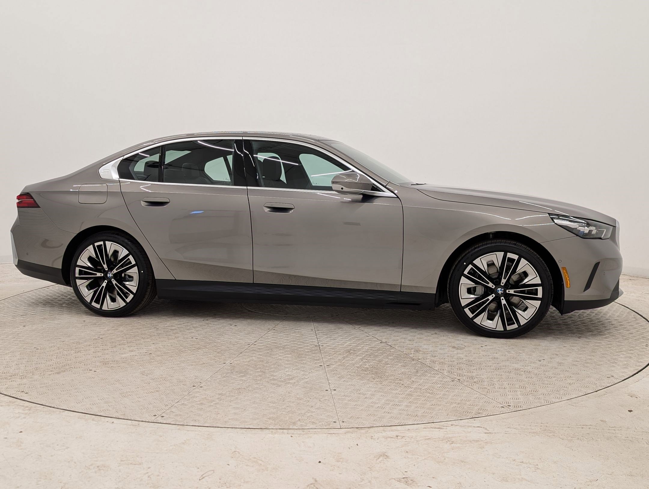 New 2026 BMW i5 eDrive40 w/ Premium Package RWD image 8
