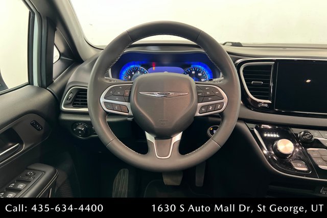 Used 2025 Chrysler Pacifica Select FWD image 12