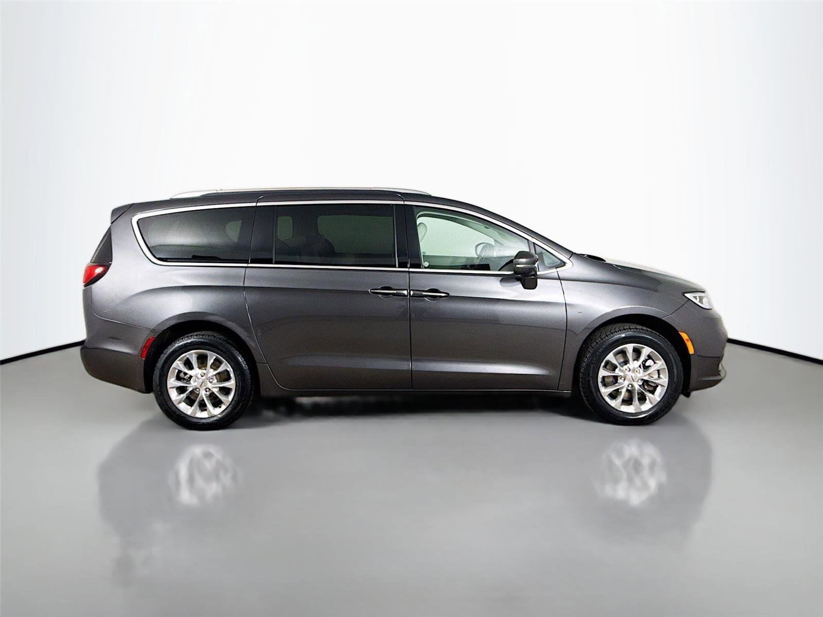 Used 2021 Chrysler Pacifica Touring-L AWD/4WD image 17