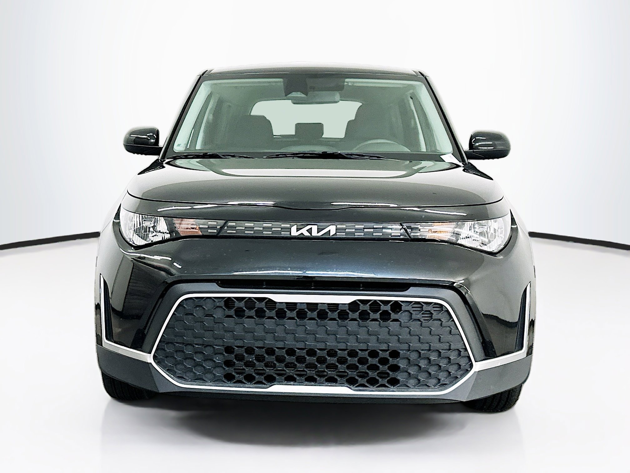 Used 2025 Kia Soul LX w/ LX Technology Package FWD image 2