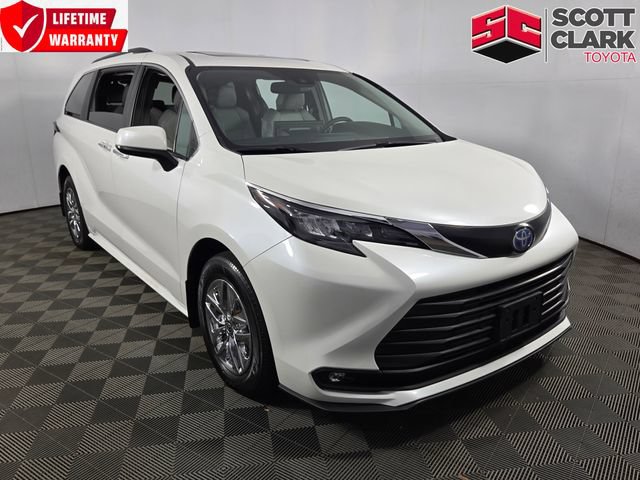 Used 2025 Toyota Sienna XLE FWD image 1