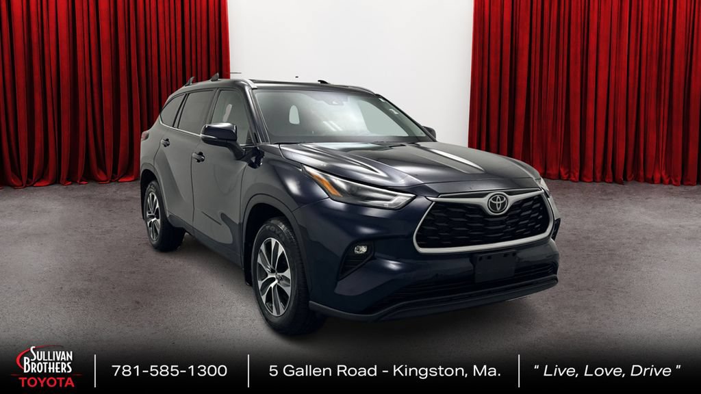 Used 2022 Toyota Highlander XLE AWD/4WD image 3