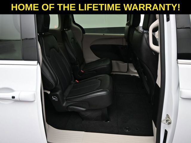 Used 2024 Chrysler Pacifica Touring-L image 42