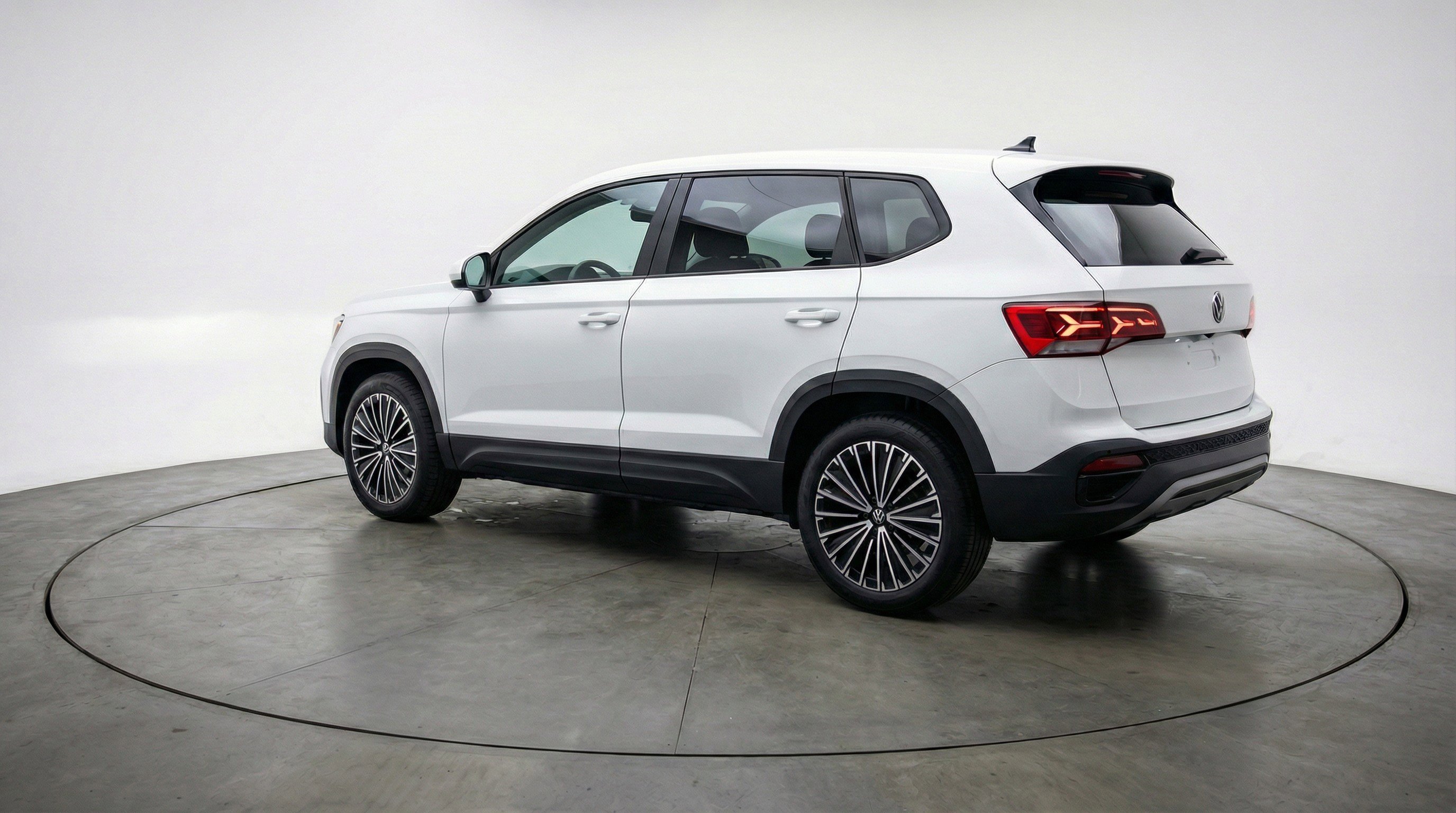 Used 2025 Volkswagen Taos SE FWD image 6