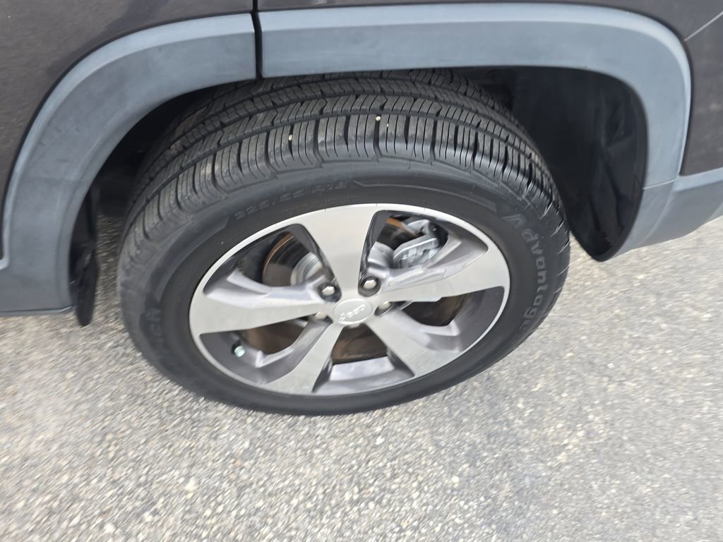 Used 2019 Jeep Cherokee Limited image 8