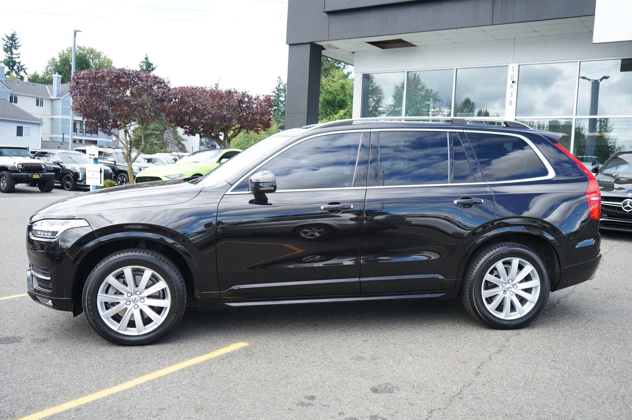 Used 2016 Volvo XC90 T6 Momentum w/ Momentum Plus Package AWD/4WD image 2