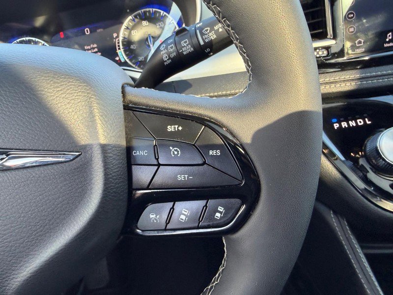 Used 2025 Chrysler Pacifica Limited FWD image 16