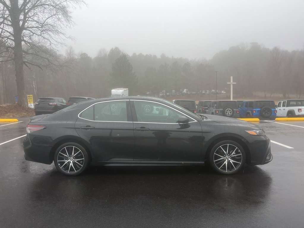 Used 2023 Toyota Camry SE image 5