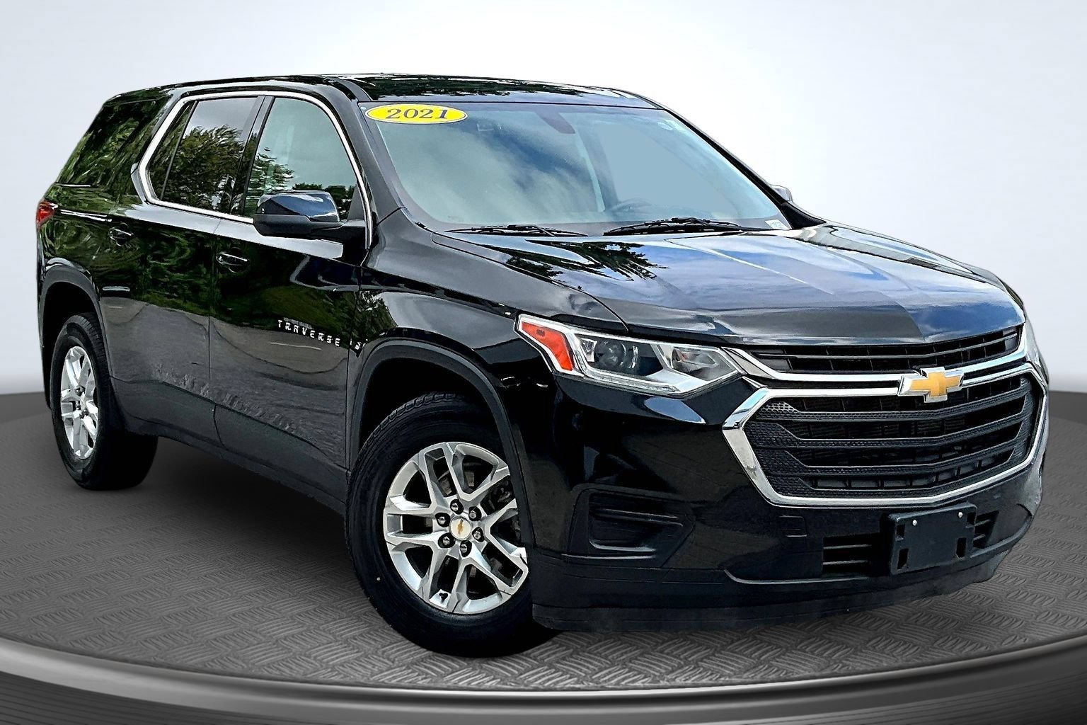 Used 2021 Chevrolet Traverse LS AWD/4WD image 2