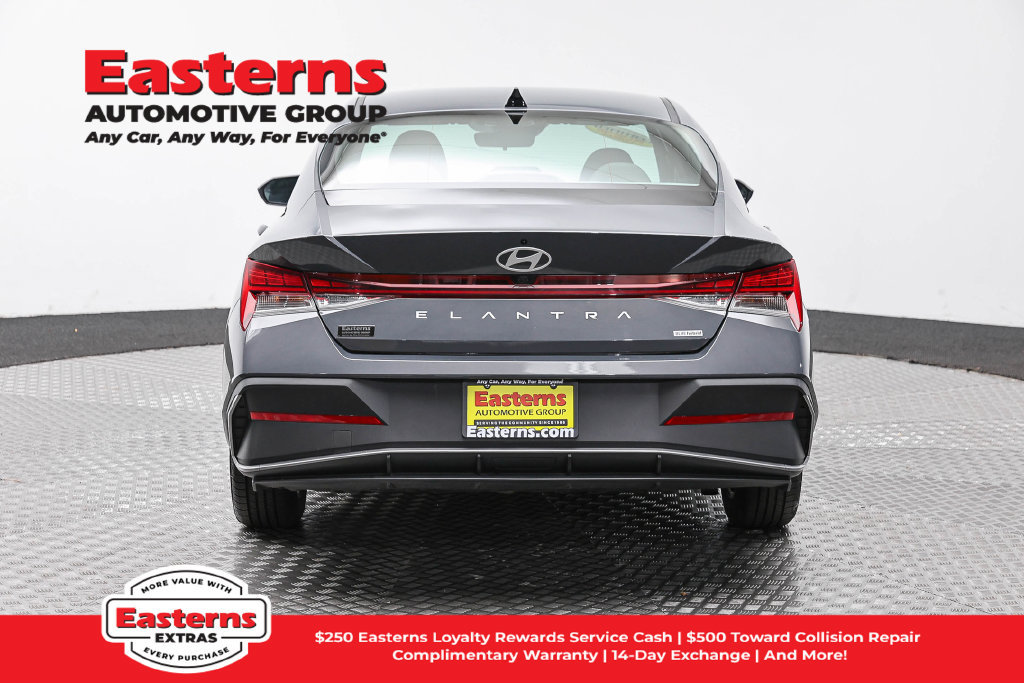 Used 2025 Hyundai Elantra Hybrid FWD image 7