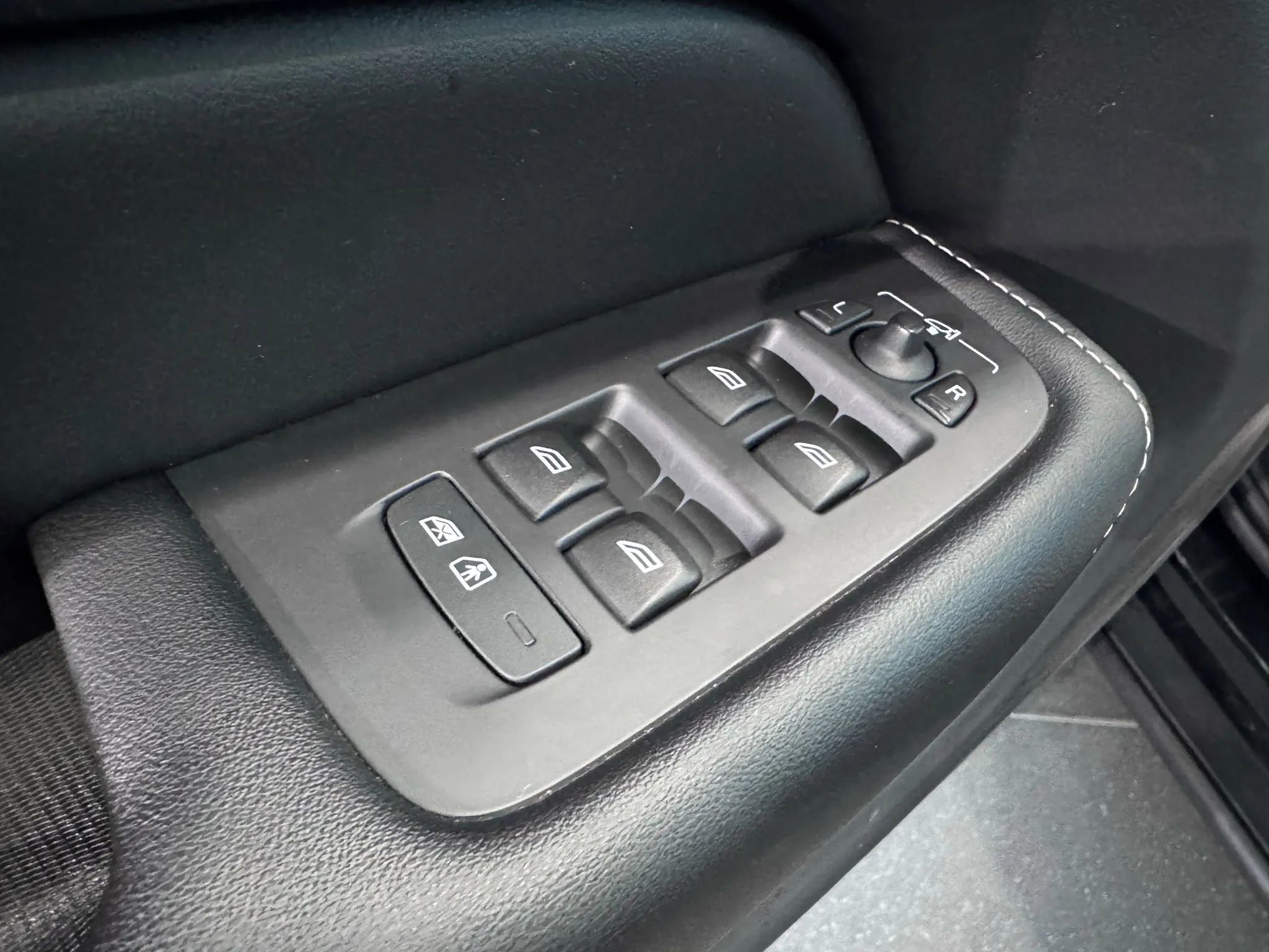 Used 2019 Volvo XC60 T5 R-Design w/ Protection Package Premier image 22