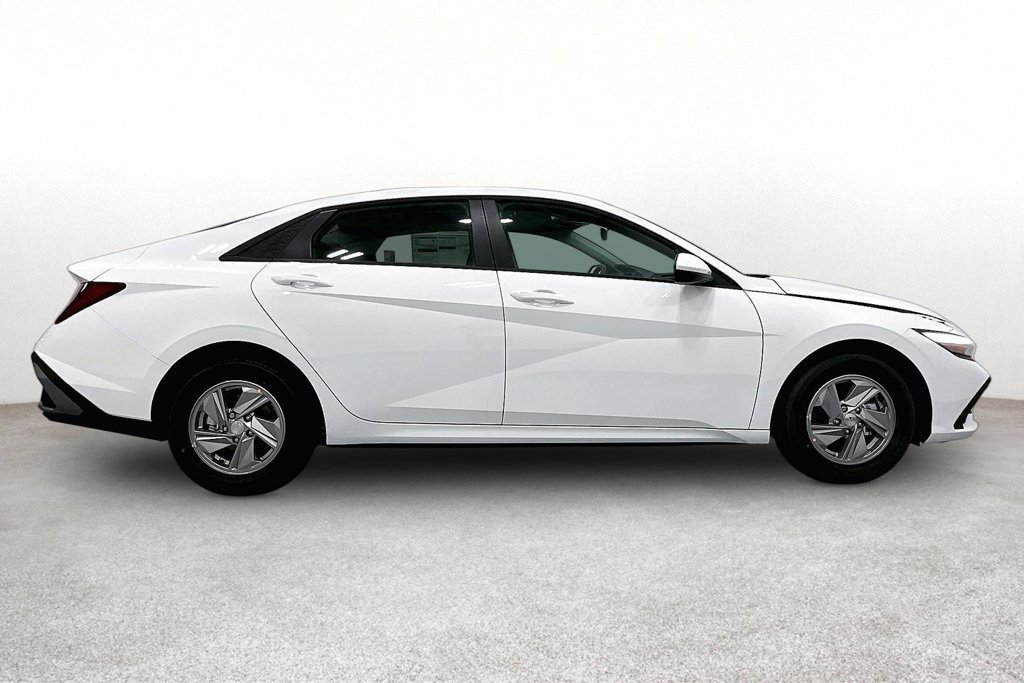 Used 2026 Hyundai Elantra SE FWD image 8