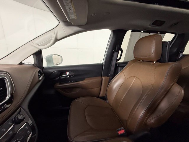 Used 2018 Chrysler Pacifica Limited w/ Tire & Wheel Group FWD image 18