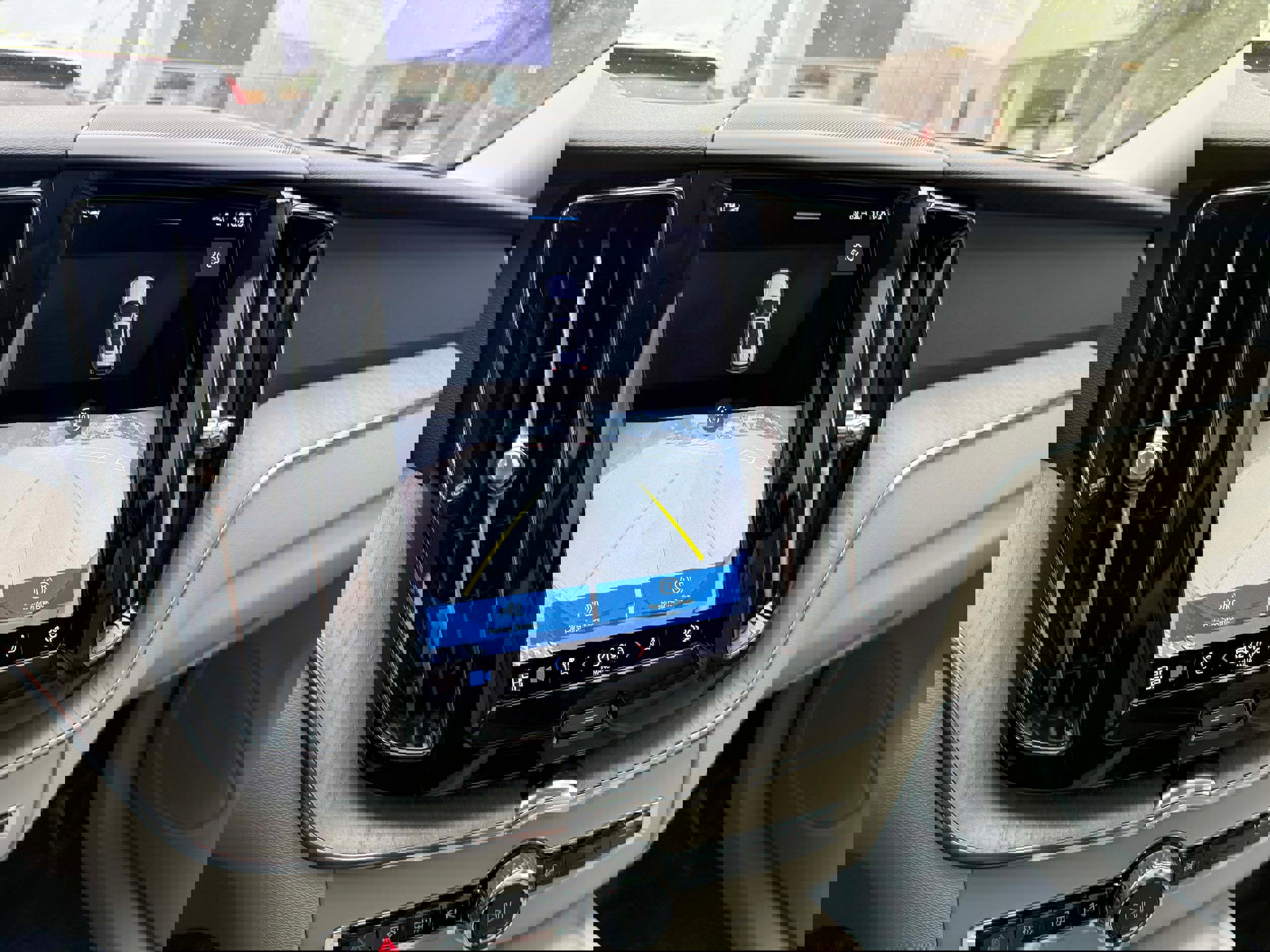 Certified 2023 Volvo XC60 B5 Plus w/ Climate Package image 21