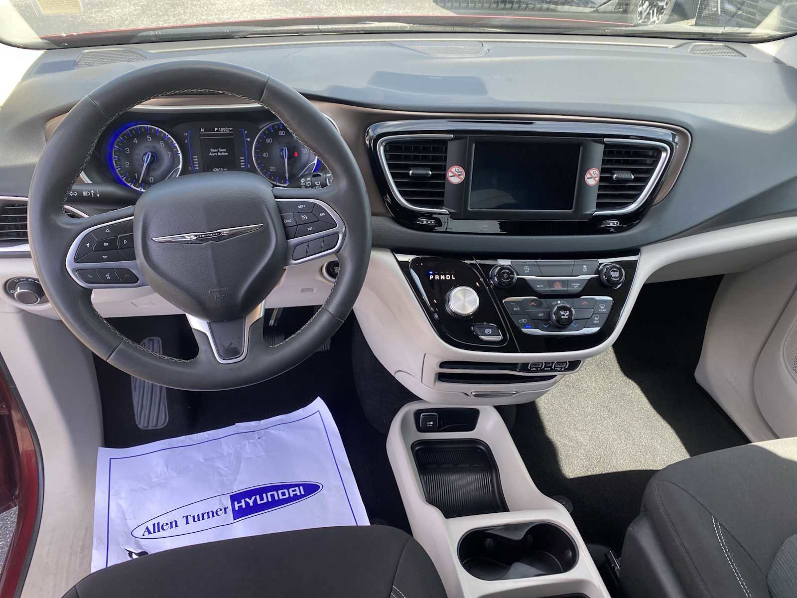 Used 2023 Chrysler Voyager LX image 13