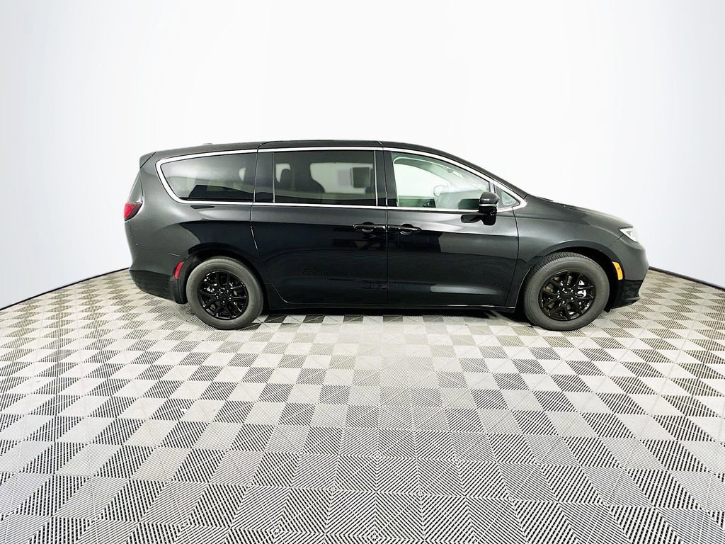 Certified 2024 Chrysler Pacifica Touring-L image 13