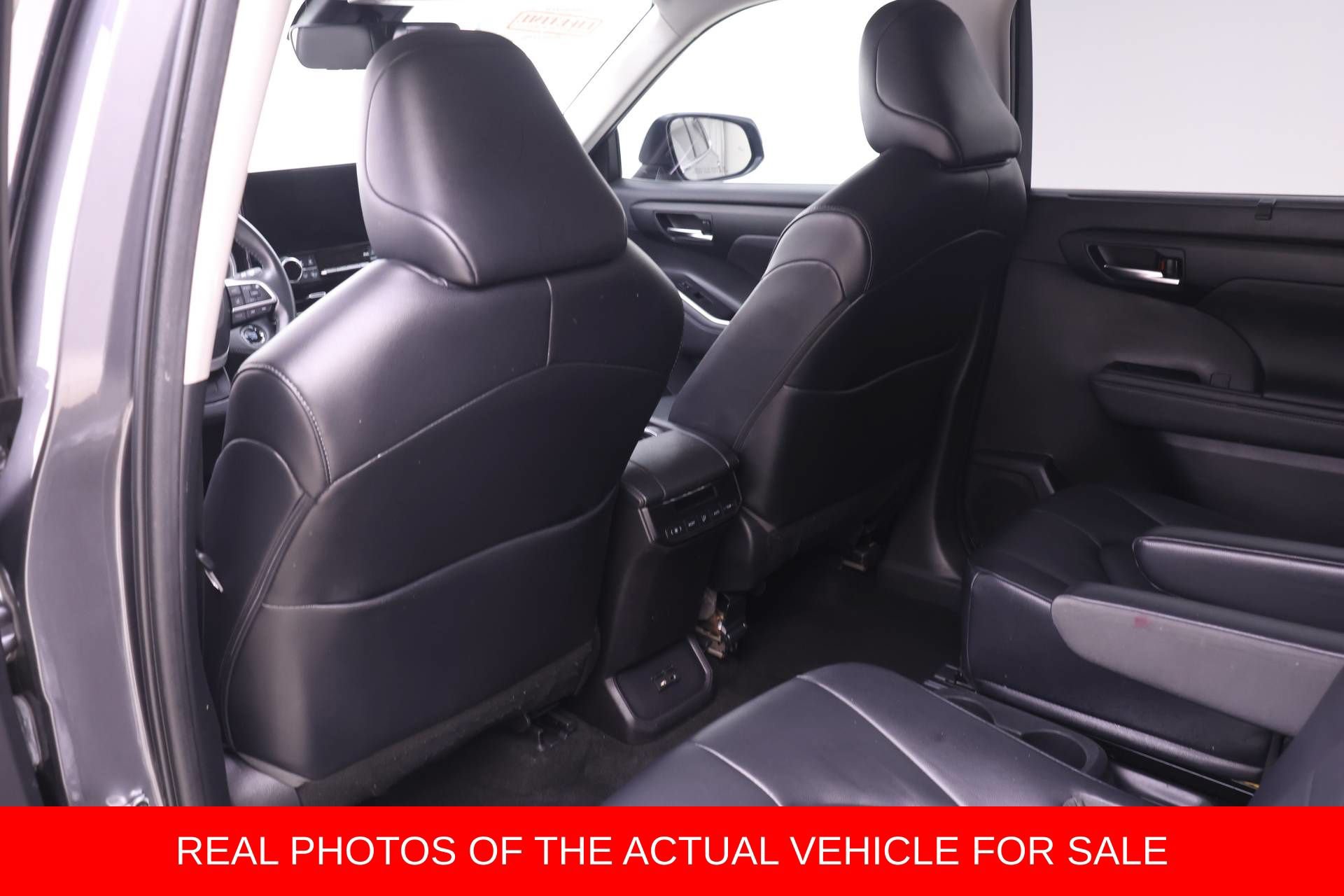 Used 2023 Toyota Highlander XLE AWD/4WD image 11
