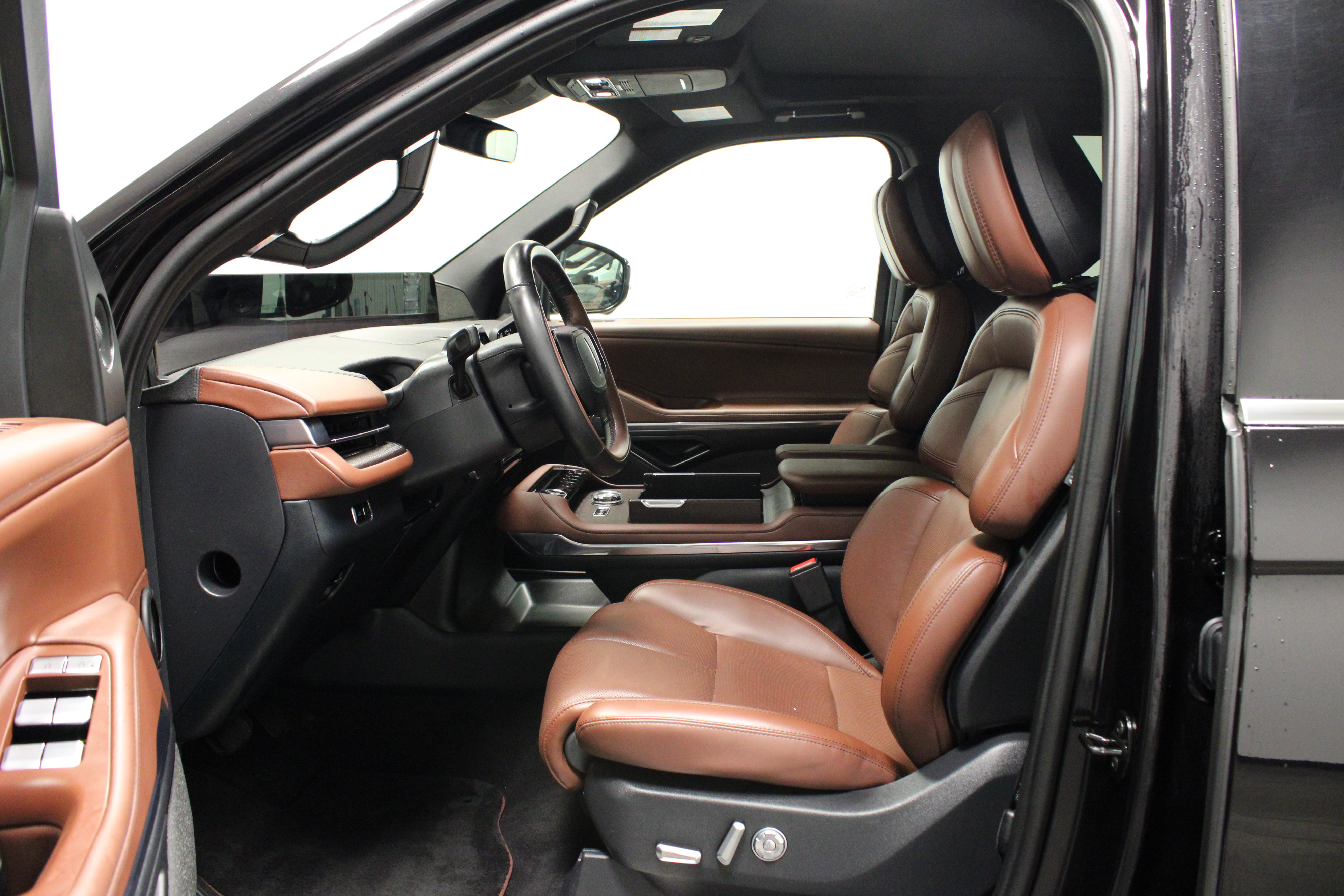 Used 2025 Lincoln Navigator Reserve image 23